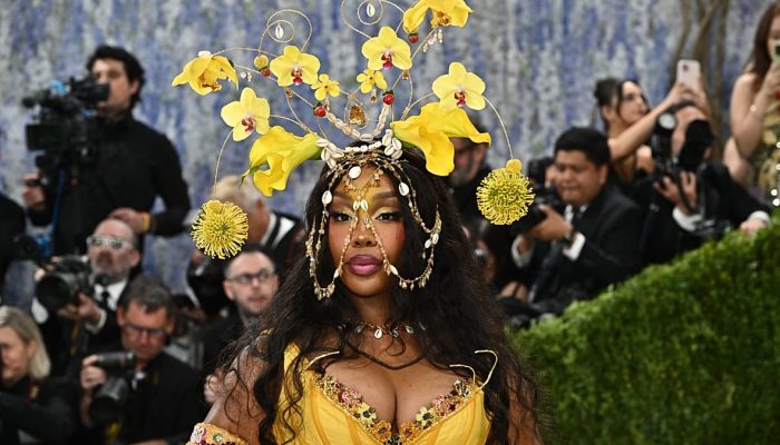 SZA ataca m&uacute;sica de IA 'nojenta' ap&oacute;s descobrir temas seus usados em treino