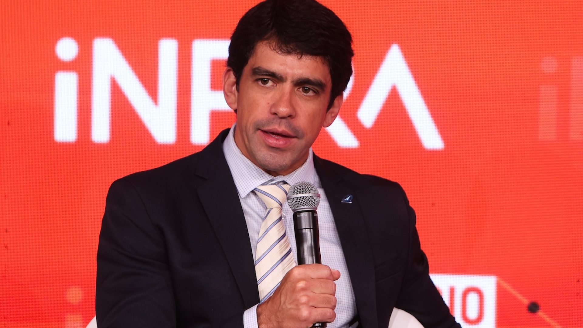 frame, sob o escrutínio de bilhões de espectadores. Há transparência, há um rito