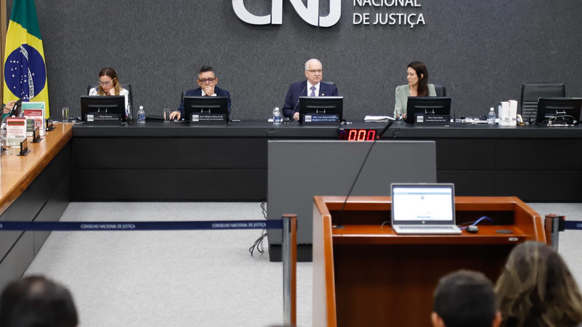 menores de 16 anos e não pode ser legitimada por meio de alvará judicial. Além d
