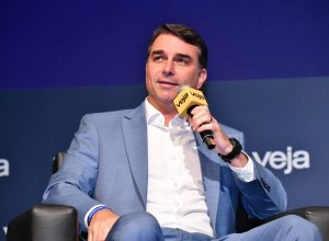 tinho, ainda não empolgam nas pesquisas de intenção de votos. Flávio havia prome