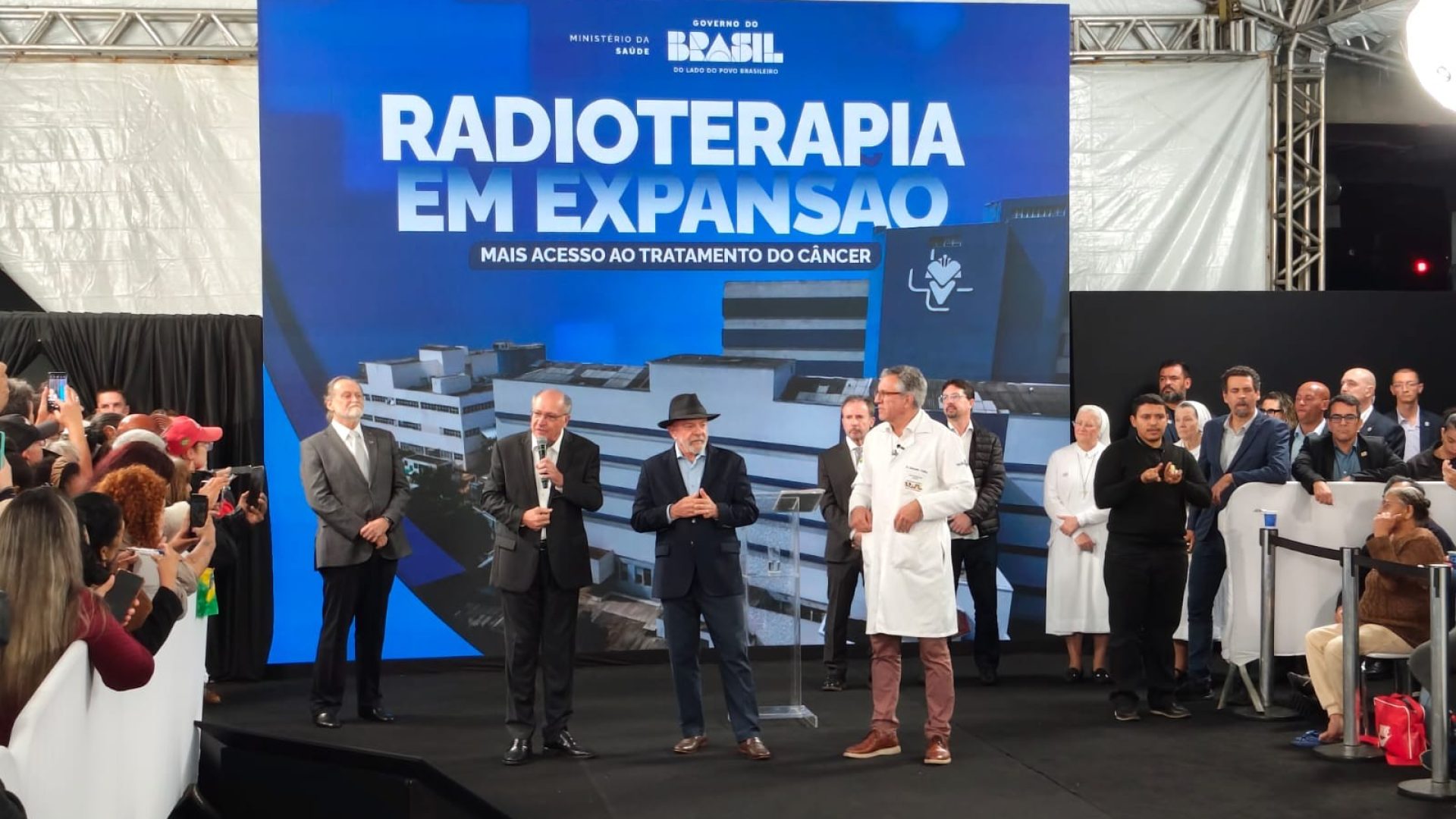 conta de um resfriado, o mandatário brincou com o público e disse que, se o Bras