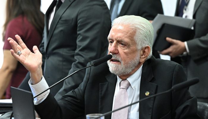 Lula e Jaques Wagner discutem permanência na liderança do governo no Senado
