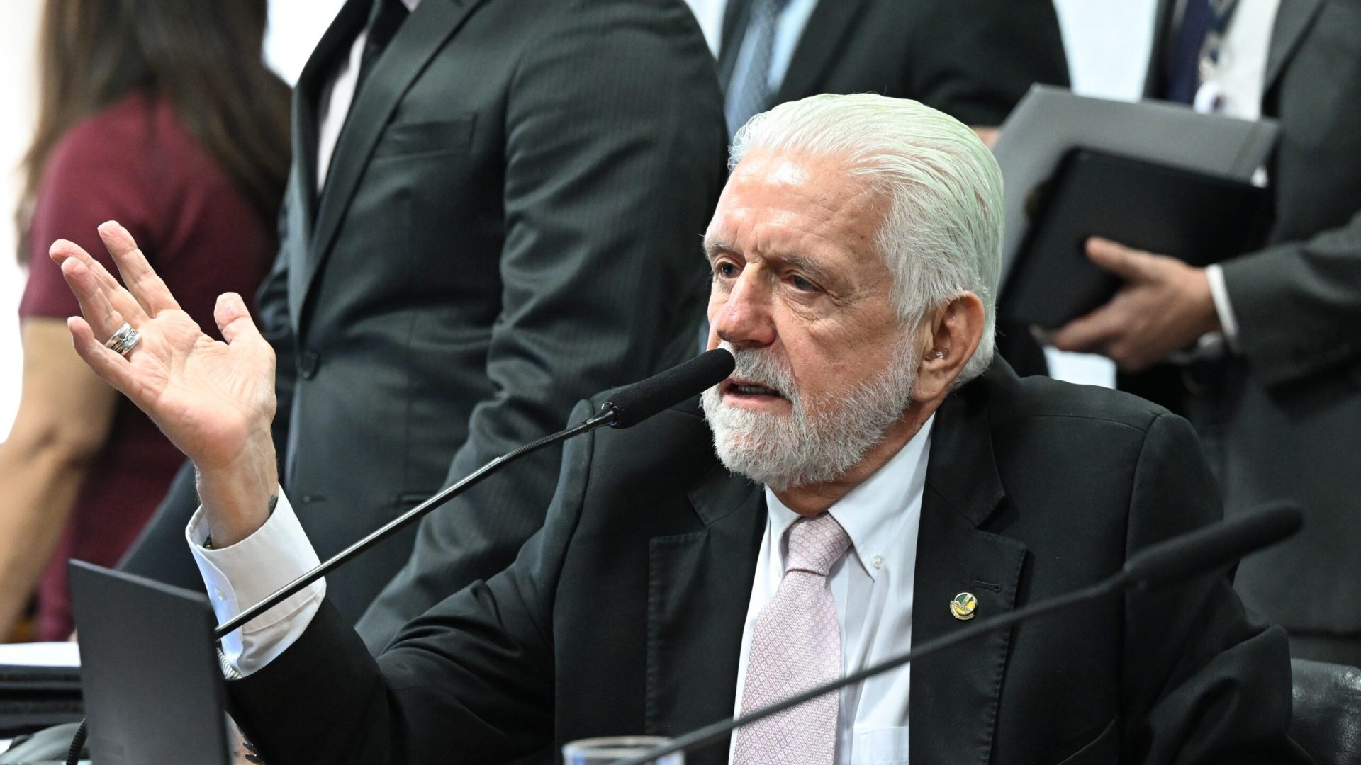 Lula e Jaques Wagner discutem permanência na liderança do governo no Senado