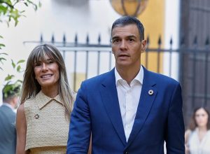 Mulher do primeiro-ministro espanhol entrega passaporte ao juiz