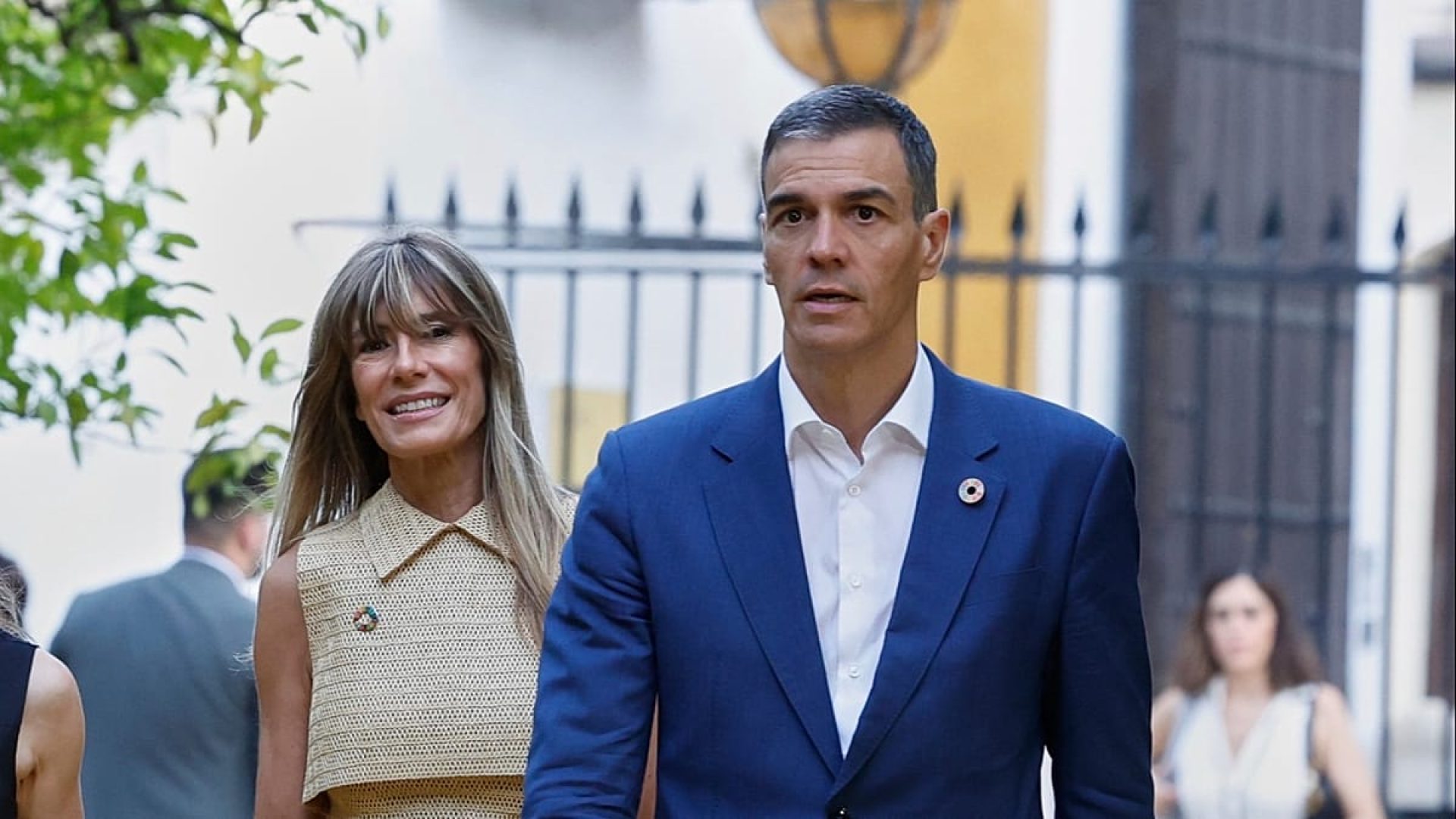 Mulher do primeiro-ministro espanhol entrega passaporte ao juiz