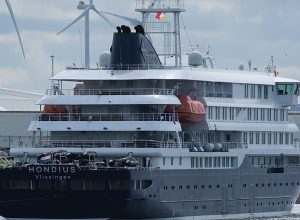 Passageiros são pulverizados com desinfetante por funcionários do governo espanhol antes de embarcarem num avião, depois de desembarcarem do navio de cruzeiro MV Hondius, afetado p