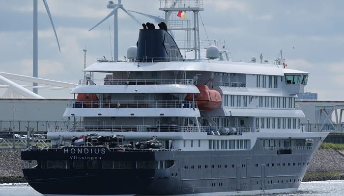 Passageiros são pulverizados com desinfetante por funcionários do governo espanhol antes de embarcarem num avião, depois de desembarcarem do navio de cruzeiro MV Hondius, afetado p