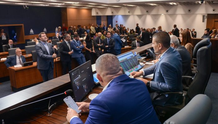 deputados de esquerda e considerada um dos principais espaços de fiscalização da