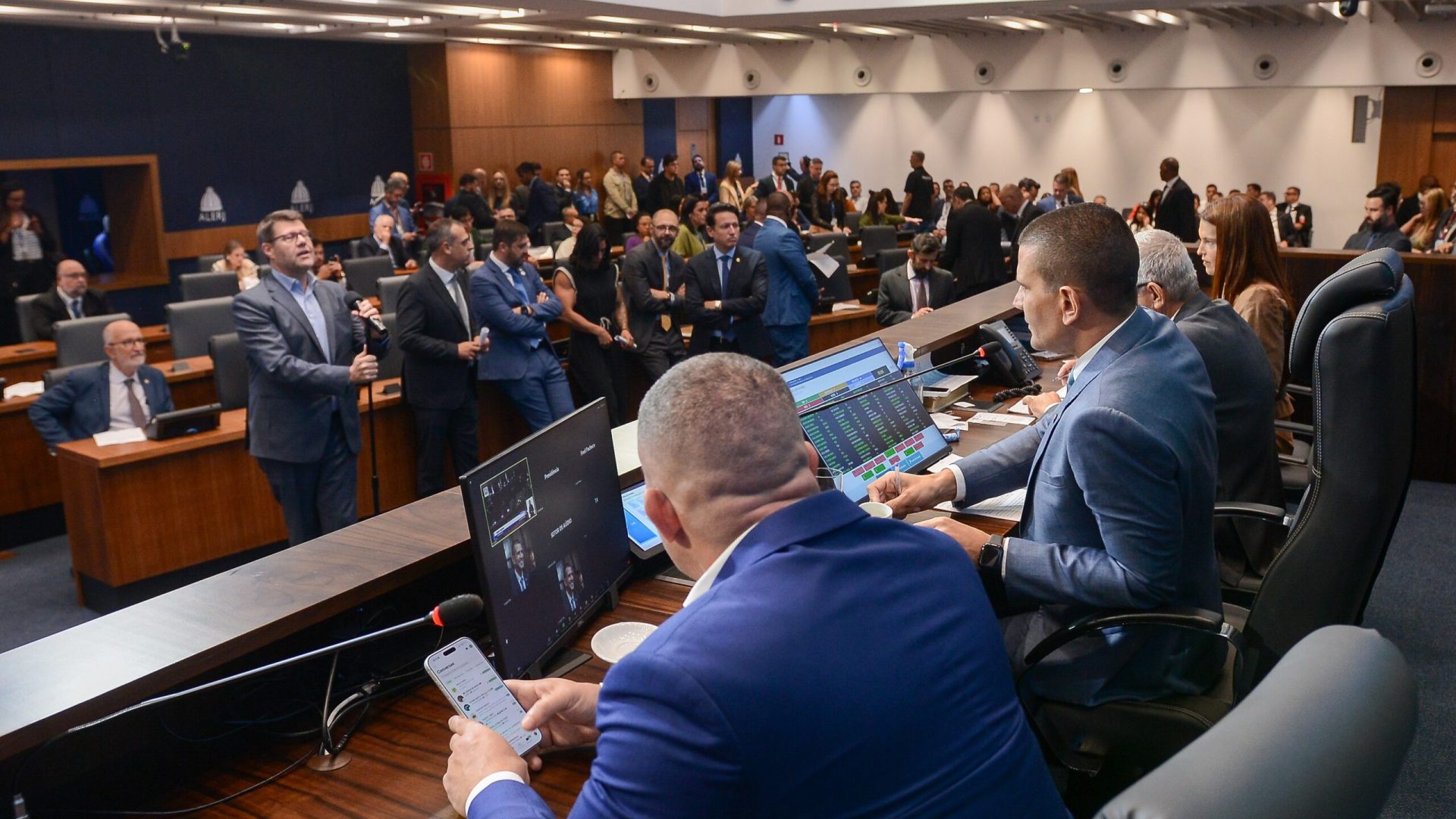 deputados de esquerda e considerada um dos principais espaços de fiscalização da