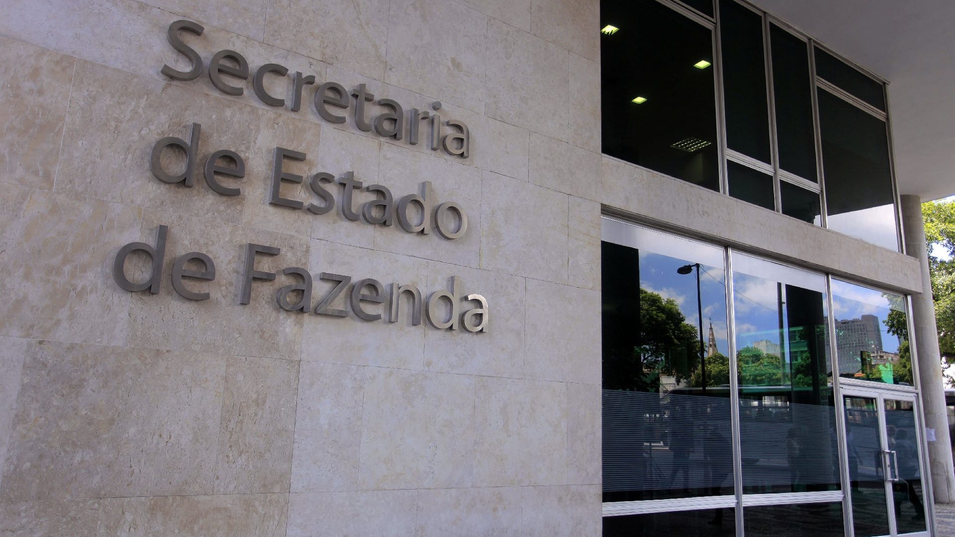 indícios de funcionarem como empresas “noteiras”, ou seja, CNPJs que existem ape