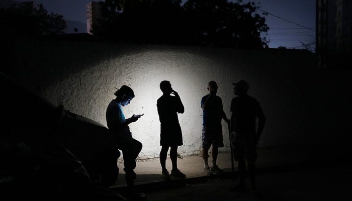 Interior de uma casa destruída pelo terramoto em Catia La Mar Fernando Vergara/AP