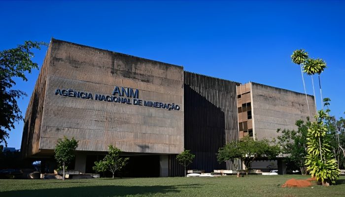 meio da interceptação de ligações e mensagens trocadas com o dirigente da autarq