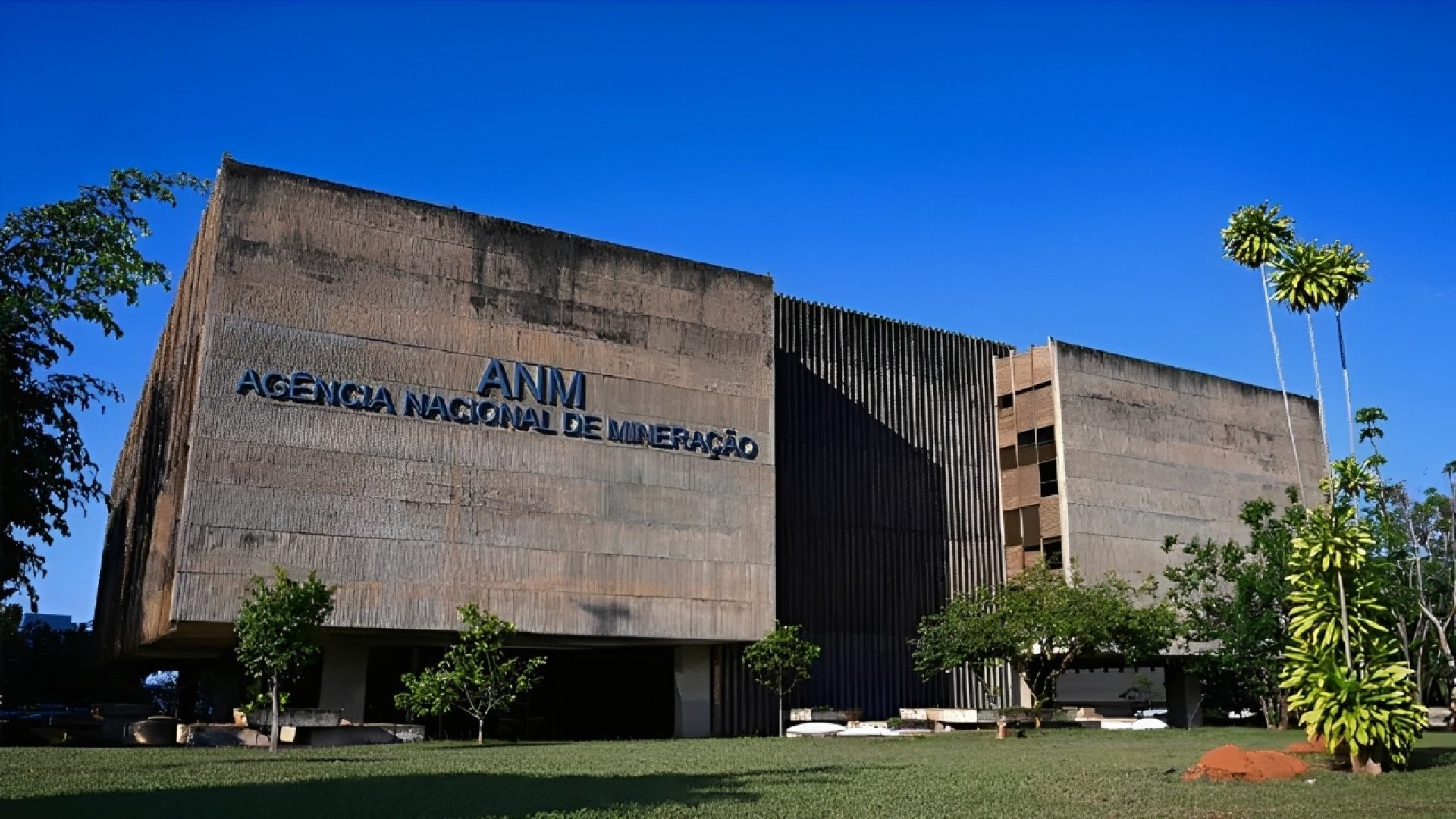 meio da interceptação de ligações e mensagens trocadas com o dirigente da autarq