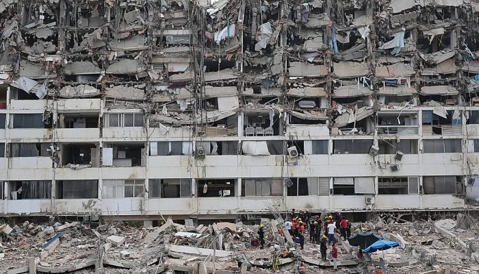 Socorristas do Exército mexicano procuram pessoas presas em edifícios colapsados após os terramotos que atingiram La Guaira, 28 de junho de 2026 AP Photo