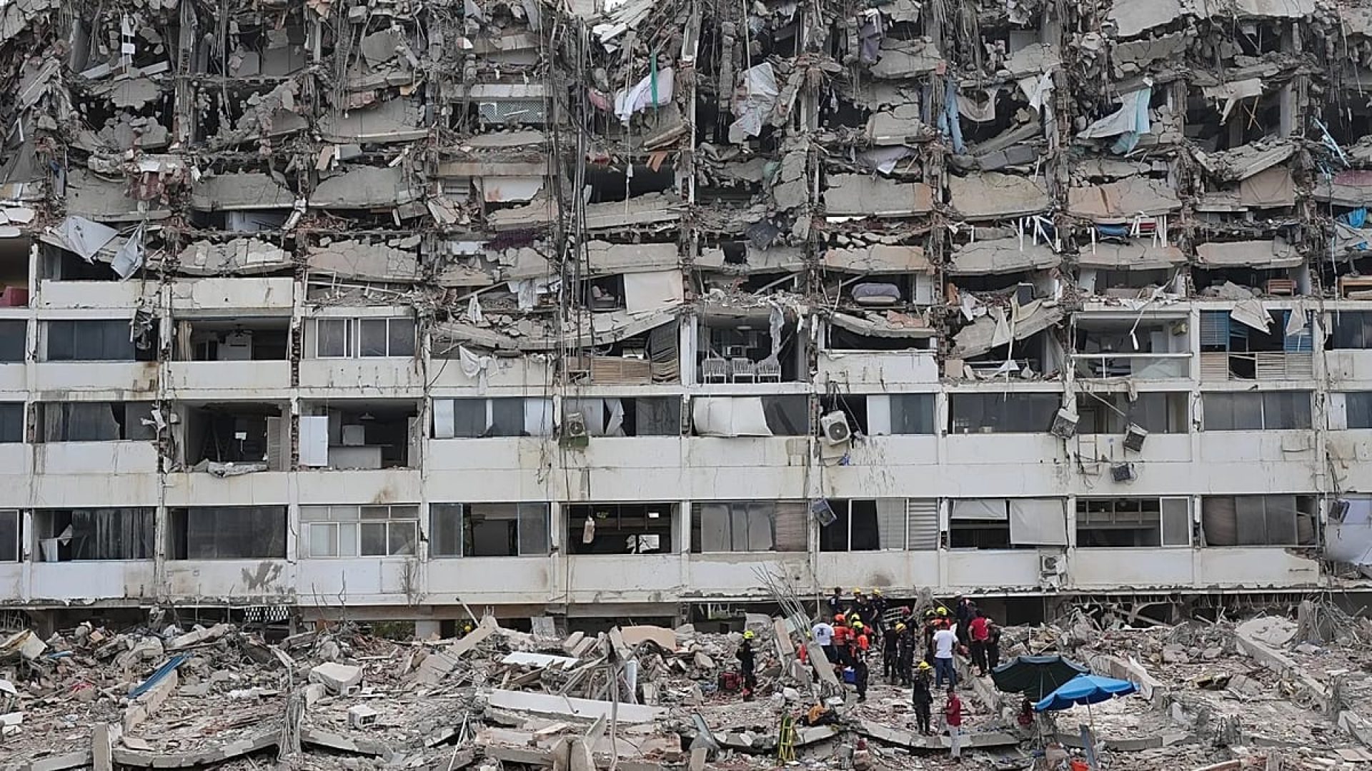 Socorristas do Exército mexicano procuram pessoas presas em edifícios colapsados após os terramotos que atingiram La Guaira, 28 de junho de 2026 AP Photo