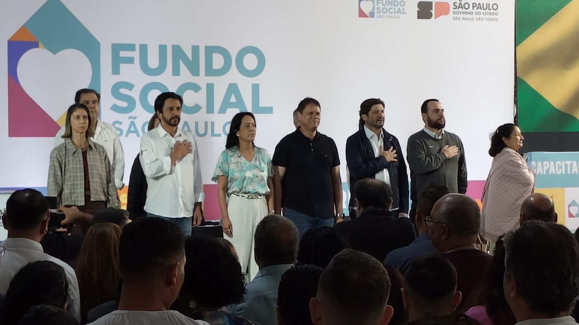 ém, a presença na cerimônia não foi movida apenas pela animação dos presentes. D