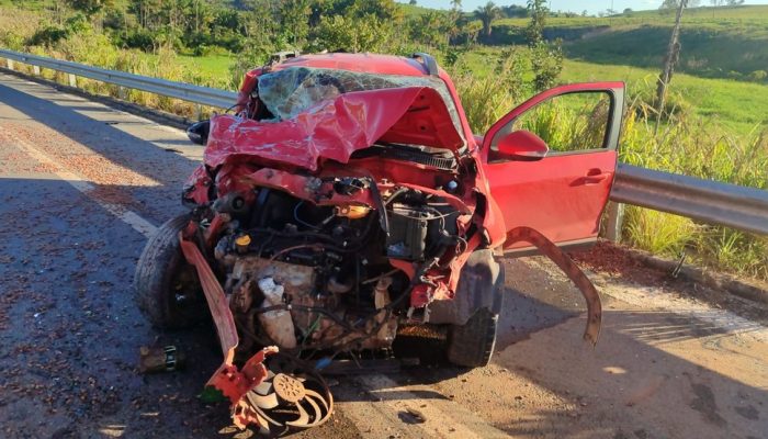 Três mulheres morrem após pneu furar e carro bater em caminhonete na BR-422, no Pará. — Foto: Divulgação/PM