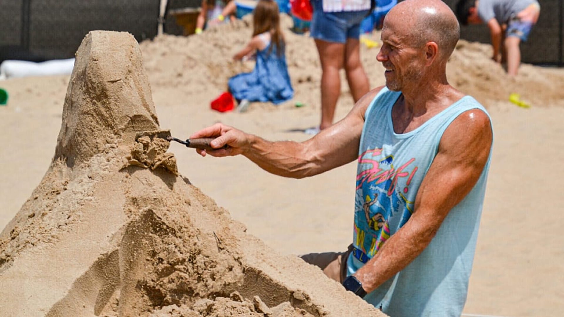 Artistas esculpem gigantes animais marinhos na areia