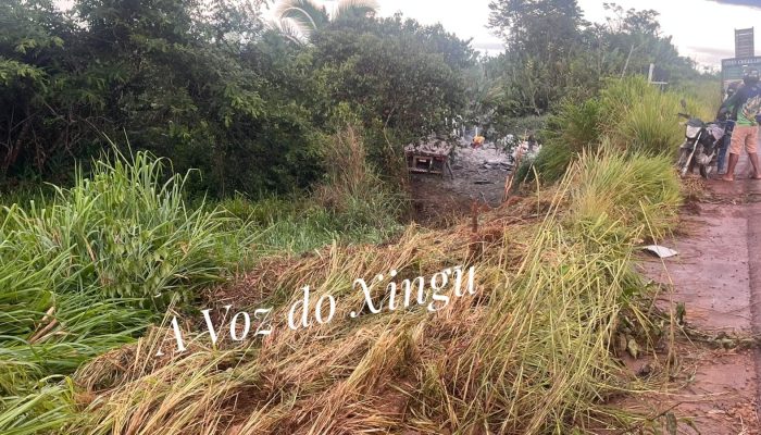 Wilson Soares – A Voz do Xingu Uma carreta carregada de cimento tombou na tarde