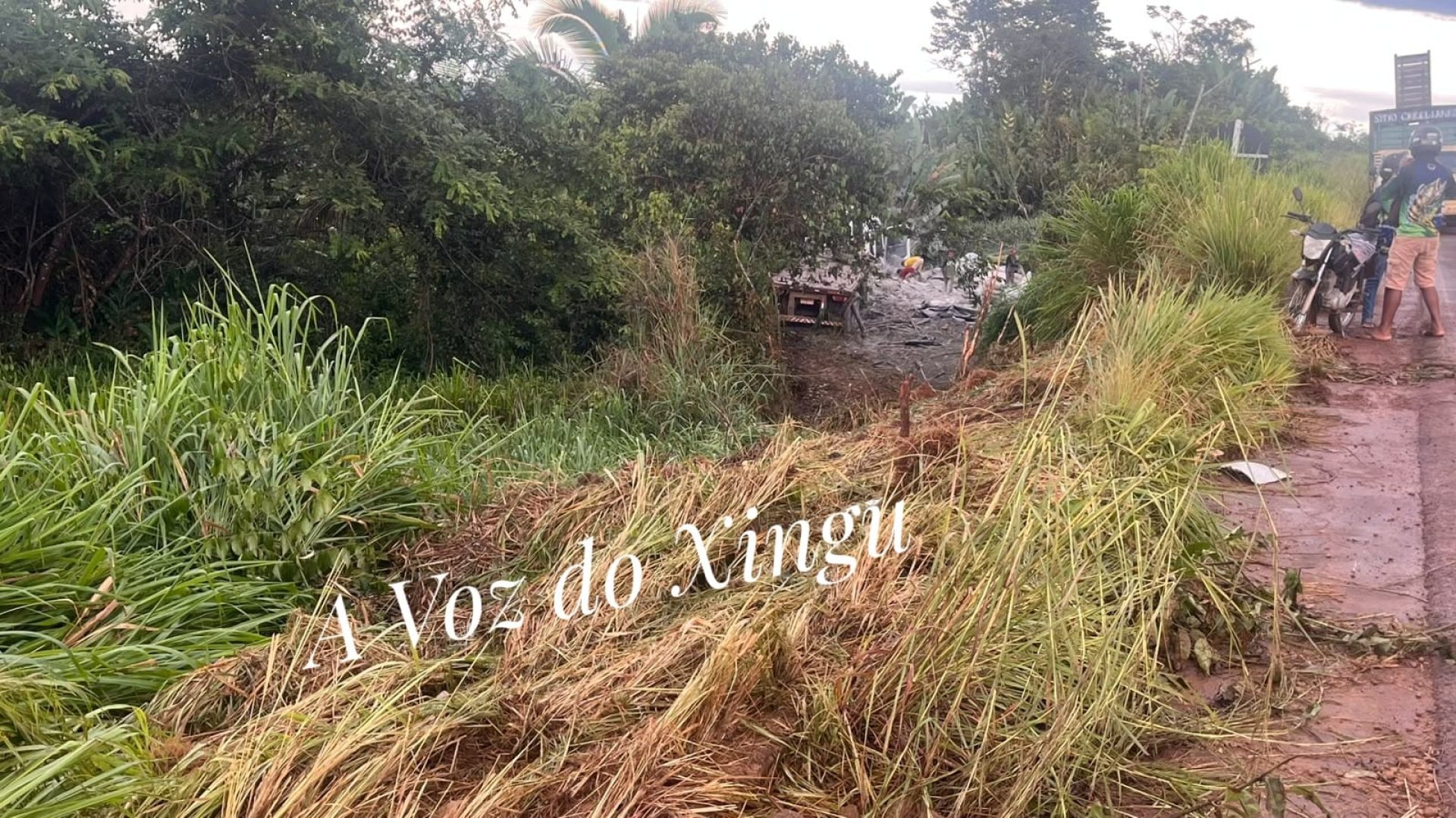 Wilson Soares – A Voz do Xingu Uma carreta carregada de cimento tombou na tarde