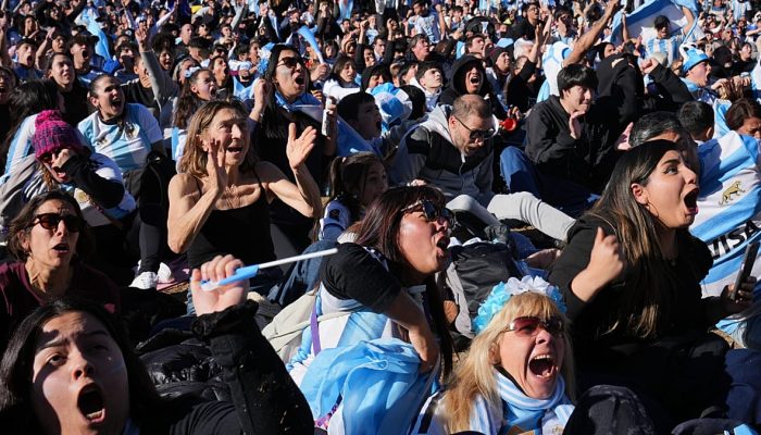 Argentina: adeptos cantam e dan&ccedil;am ap&oacute;s reviravolta dram&aacute;tica frente ao Egito