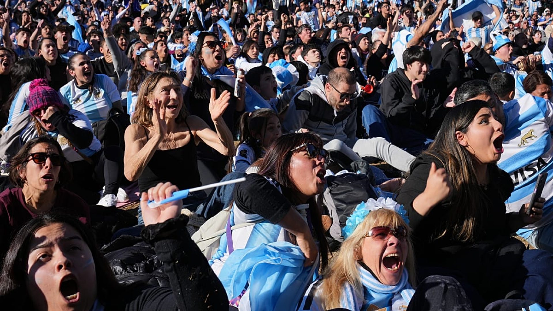 Argentina: adeptos cantam e dan&ccedil;am ap&oacute;s reviravolta dram&aacute;tica frente ao Egito