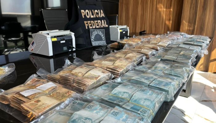 porte de arma de uso restrito . Os policiais federais encontraram um fuzil .556