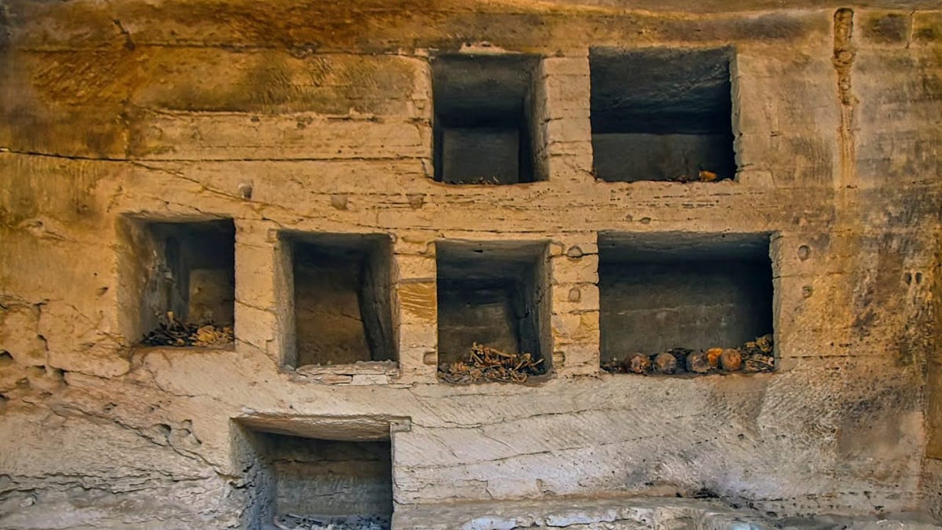 Egito: surgem 18 sepulturas antigas com amuletos da &ldquo;l&iacute;ngua de ouro&rdquo