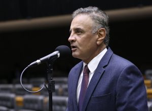 enquanto, também não pretende apoiar nenhum dos outros presidenciáveis. A inform