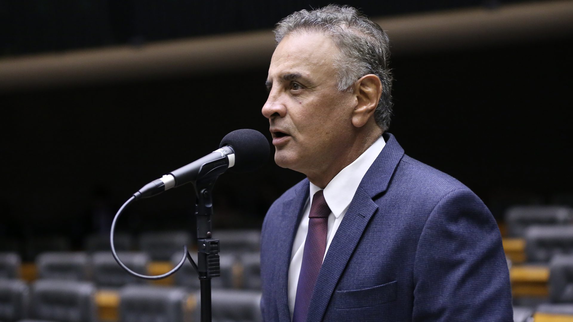 enquanto, também não pretende apoiar nenhum dos outros presidenciáveis. A inform