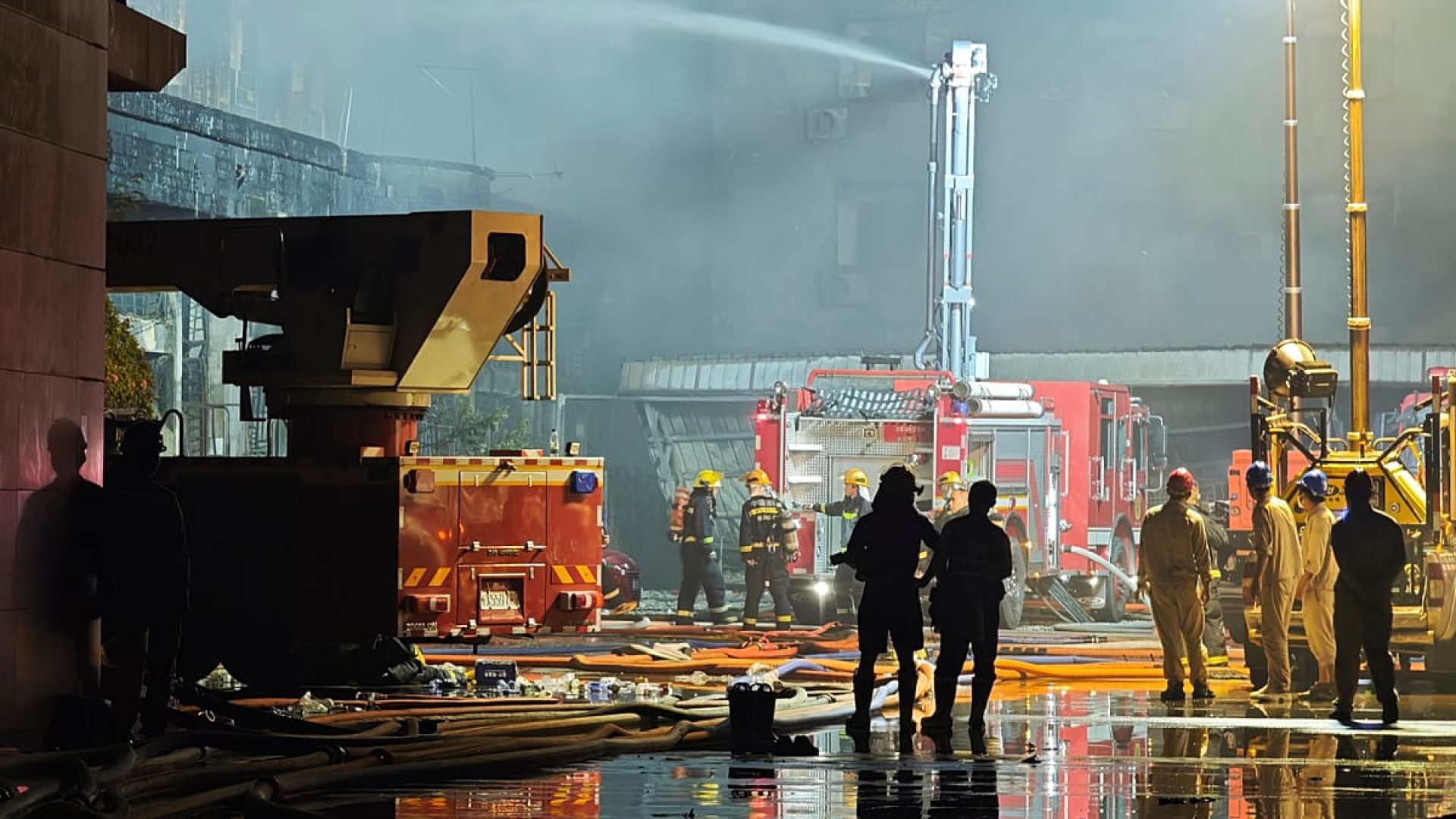 China: Xi Jinping ordena investiga&ccedil;&atilde;o completa ap&oacute;s inc&ecirc;ndio mortal em f&aacute;brica de cal&ccedil;ado
