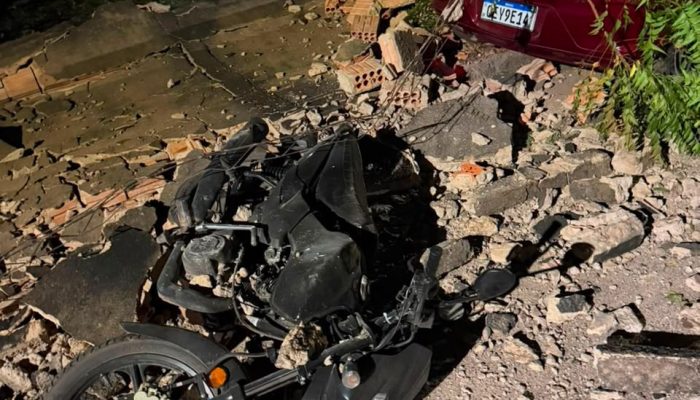 vizinhos sobre o desabamento durante a madrugada e, ao tomar conhecimento da sit
