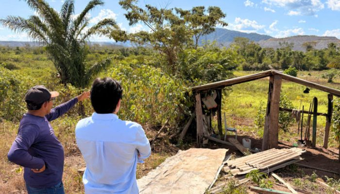 Morador aponta local onde está sendo realizado projeto de mineração com impactos na comunidade