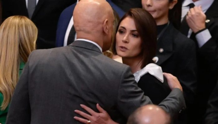 tanto, os dois maiores líderes da direita, Michelle e Jair”, ressalta a parlamen