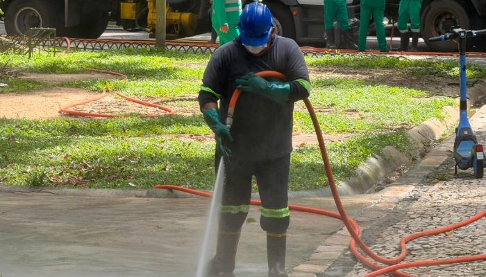 tempo indeterminado, a lavagem diária de toda a praça. Segundo o secretário exec