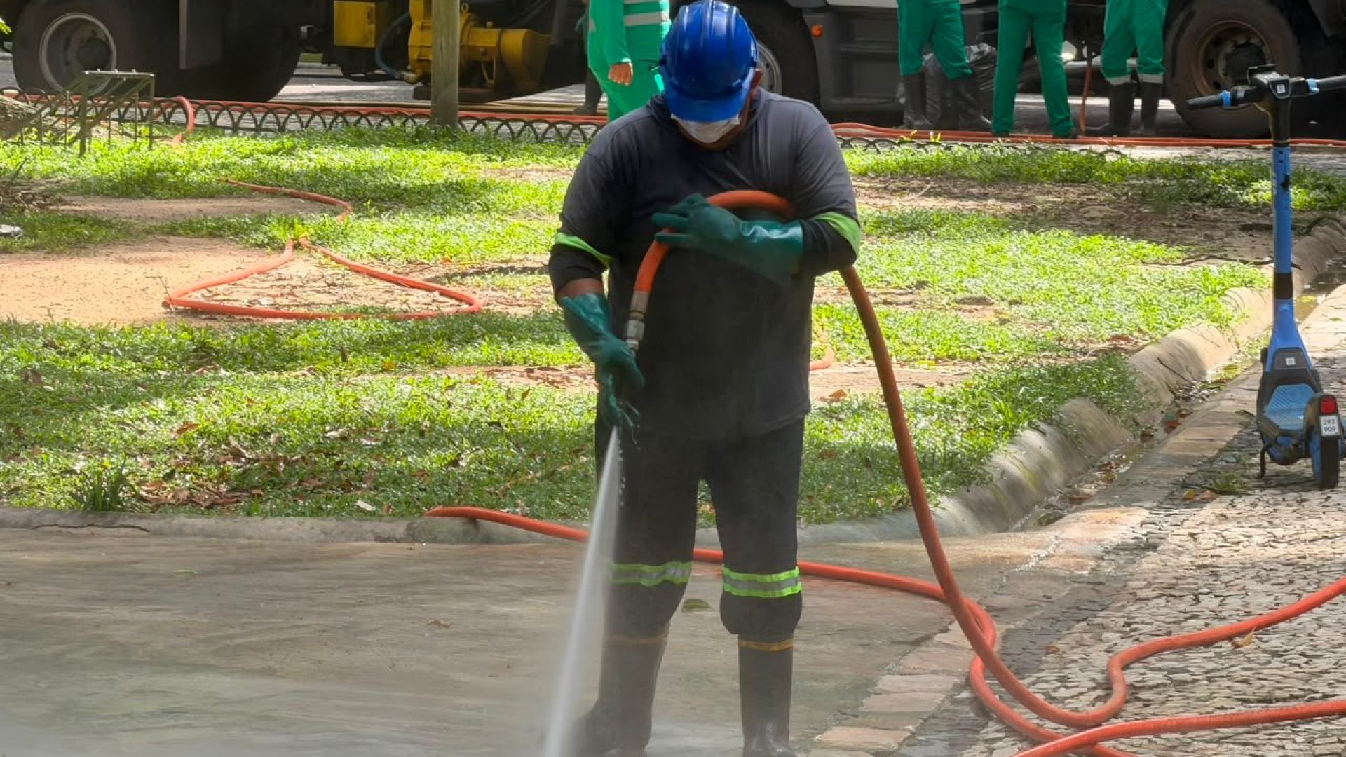 tempo indeterminado, a lavagem diária de toda a praça. Segundo o secretário exec