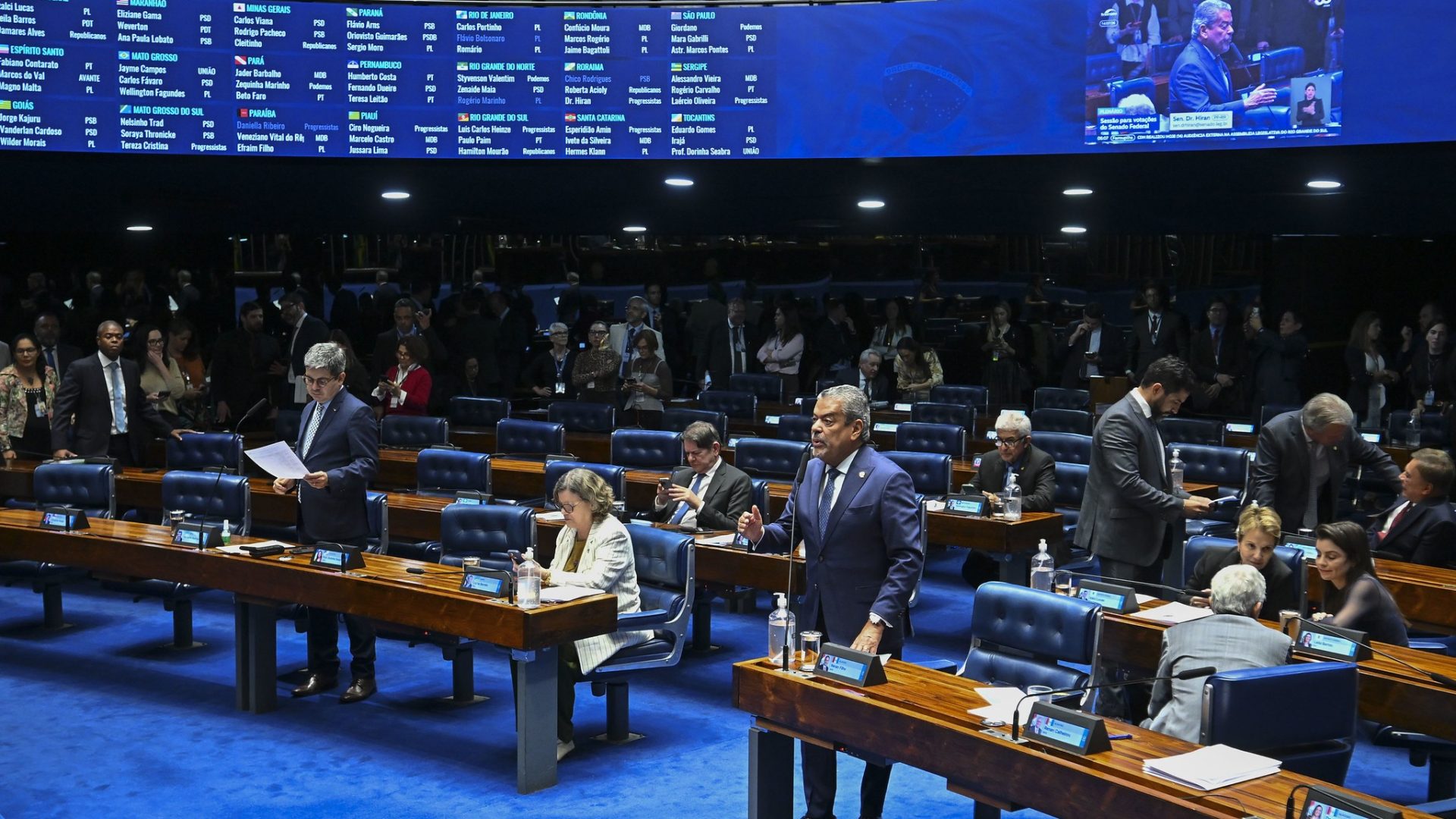 73 votos a 1, com uma abstenção, que foi do senador Eduardo Girão (Novo-CE). Os