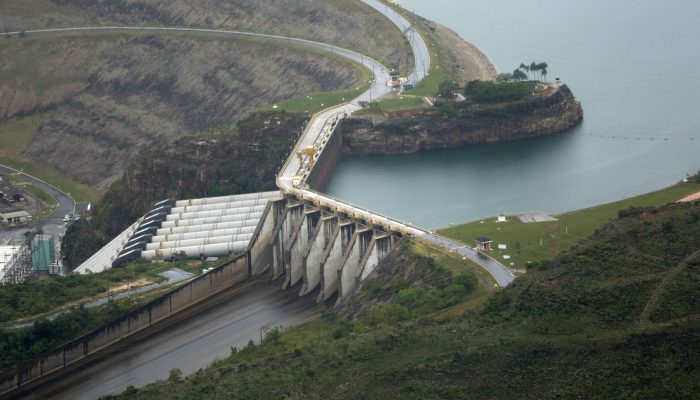 Barragem da Usina Hidrelétrica de Furnas (UHE Furnas) no rio Grande na divisa entre São José da Barra (MG) e São João Batista do Glória (MG). Chuva