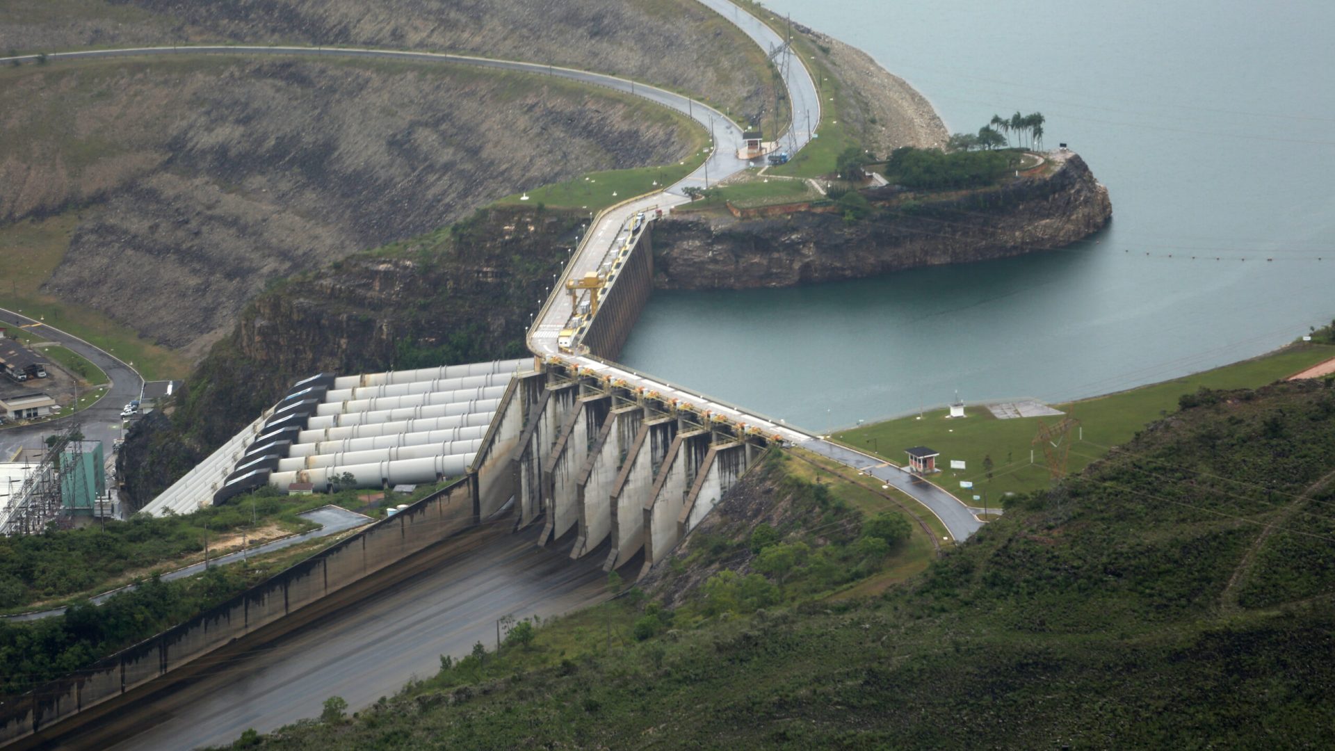 Barragem da Usina Hidrelétrica de Furnas (UHE Furnas) no rio Grande na divisa entre São José da Barra (MG) e São João Batista do Glória (MG). Chuva