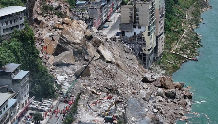 Equipes de resgate intensificam buscas por sobreviventes após derrocada devastadora na China
