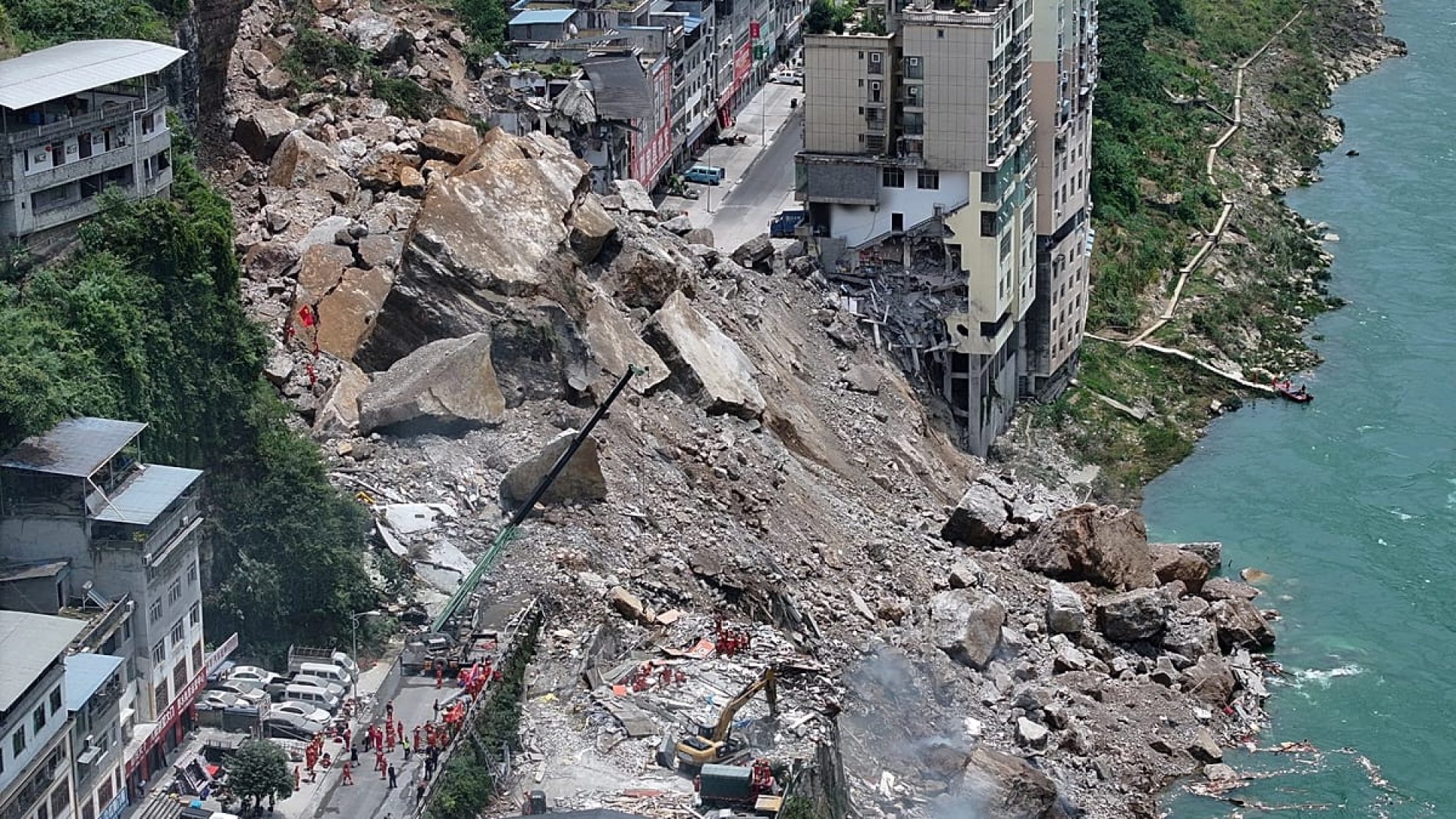 Equipes de resgate intensificam buscas por sobreviventes após derrocada devastadora na China