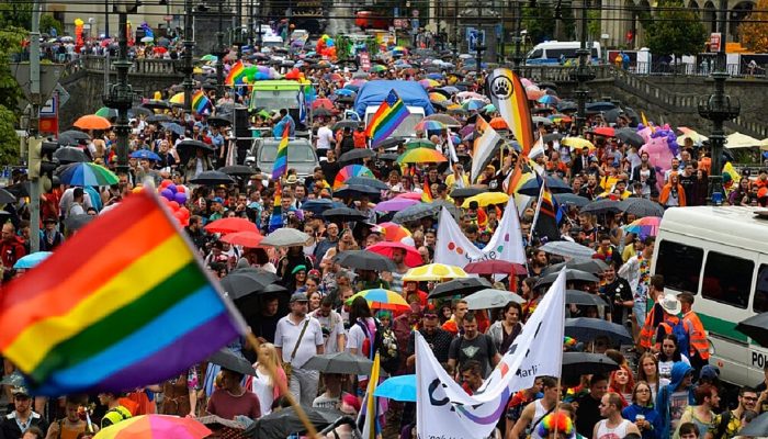 Orgulho LGBTQ+ em Bratislava mobiliza milhares por direitos em meio a restrições