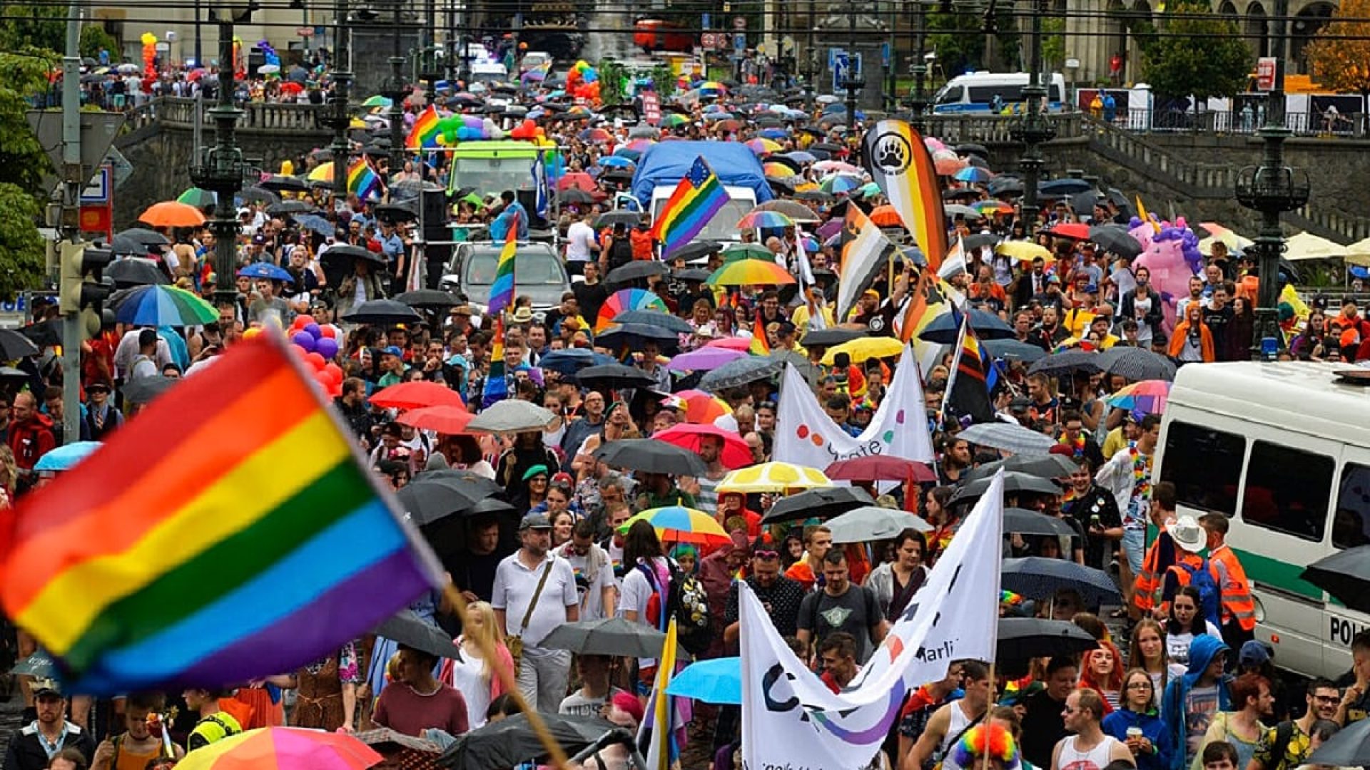 Orgulho LGBTQ+ em Bratislava mobiliza milhares por direitos em meio a restrições