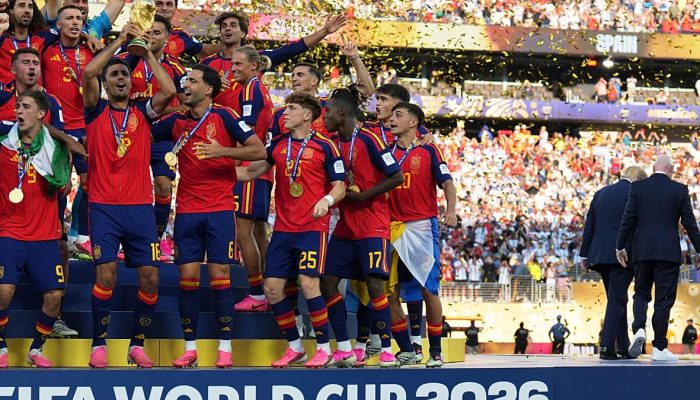 Espanha ergue taça do Mundial de 2026 em cerimônia com Trump e Infantino