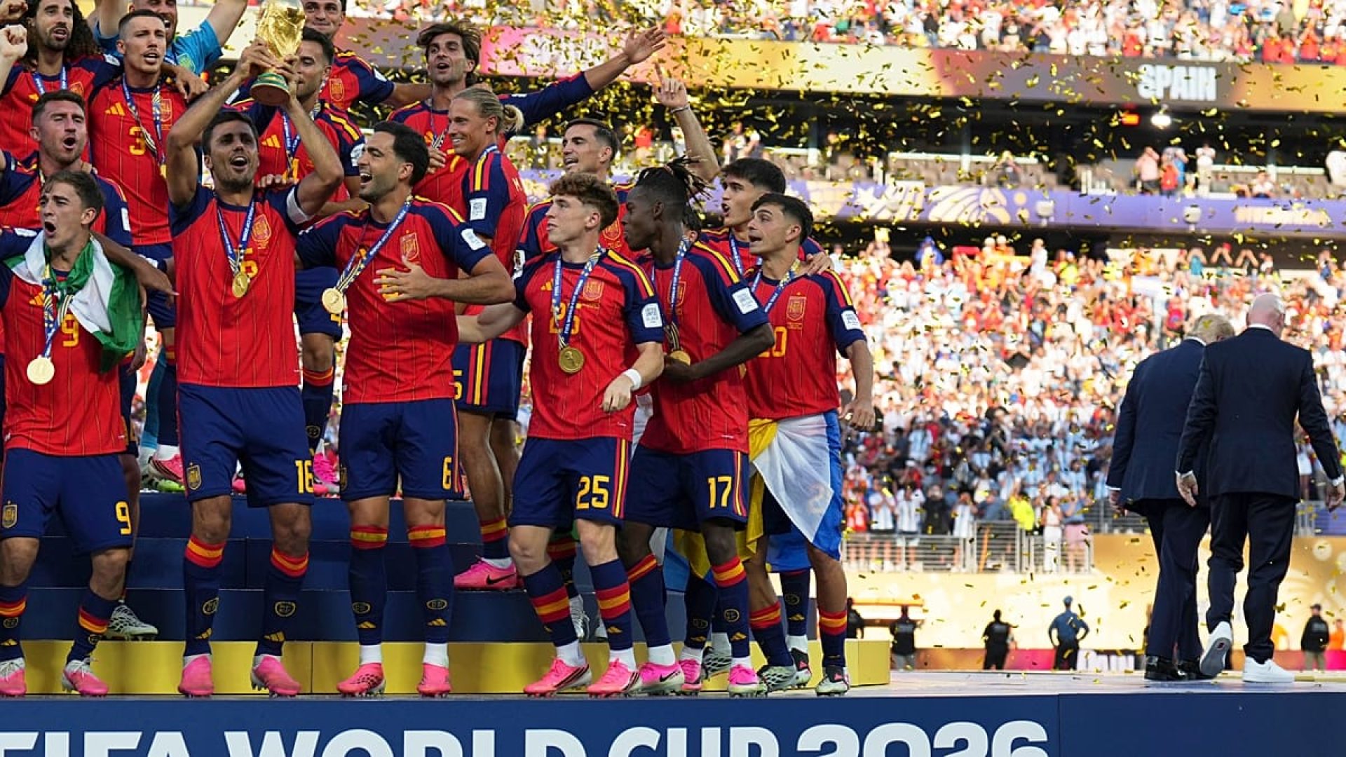 Espanha ergue taça do Mundial de 2026 em cerimônia com Trump e Infantino