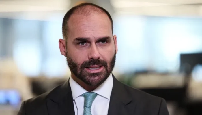 Green card para Eduardo Bolsonaro: entenda os direitos e limites da residência nos EUA