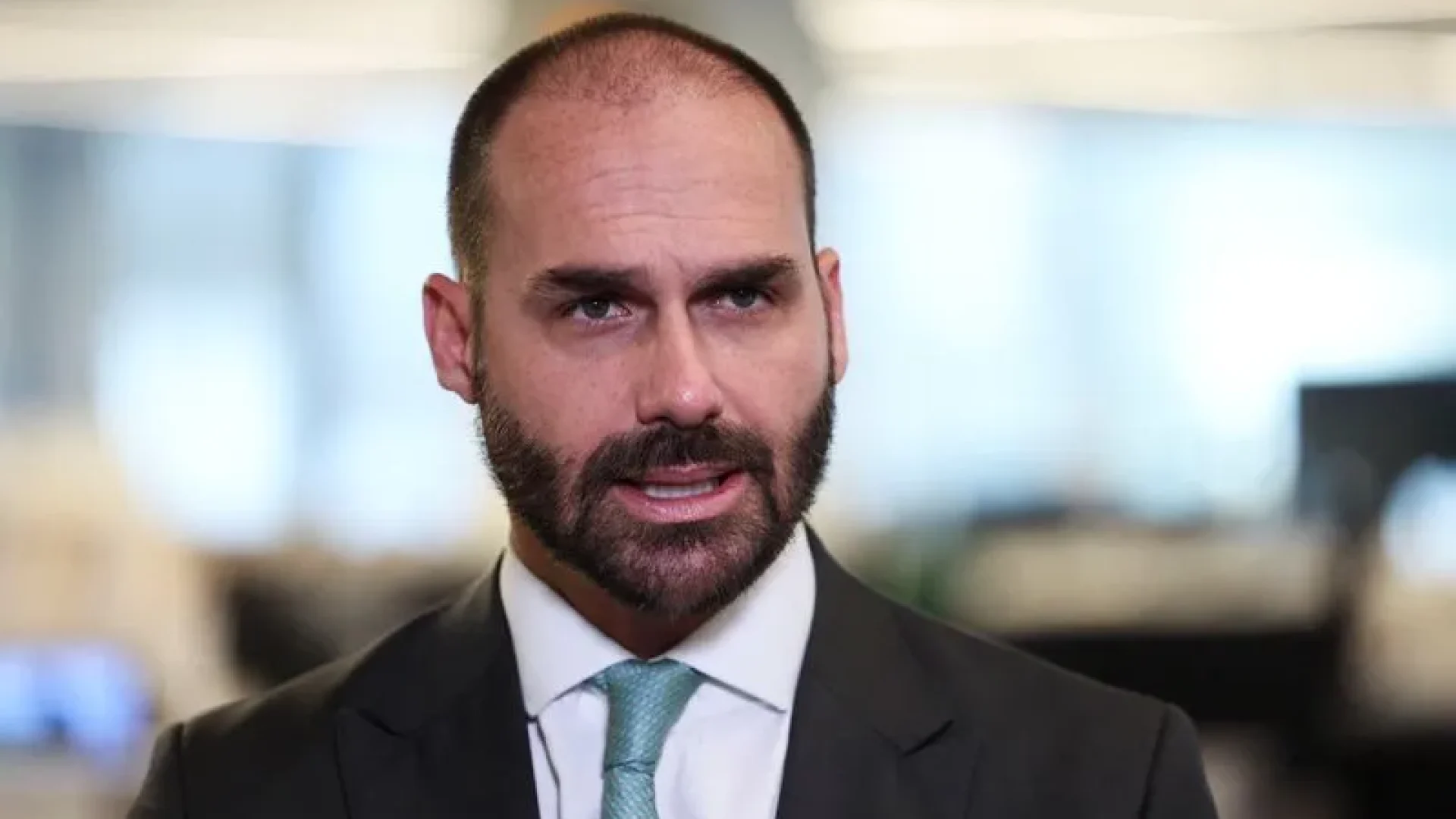 Green card para Eduardo Bolsonaro: entenda os direitos e limites da residência nos EUA