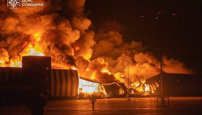 Incêndio de grandes proporções devasta centro comercial em Sumy após ataque de drone