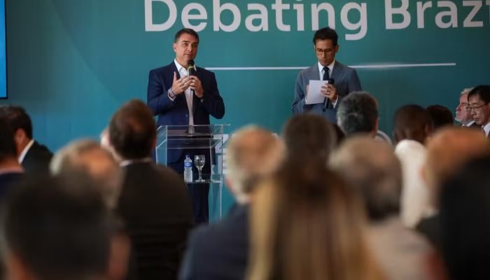 Flávio Bolsonaro questiona urnas eletrônicas em evento com diplomatas estrangeiros