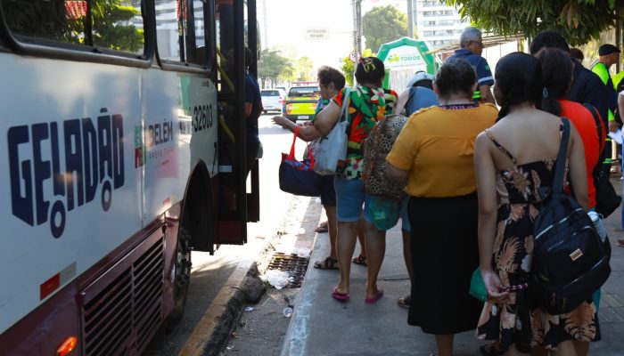 Rodoviários paralisam atividades por salários atrasados e afetam trânsito em via principal